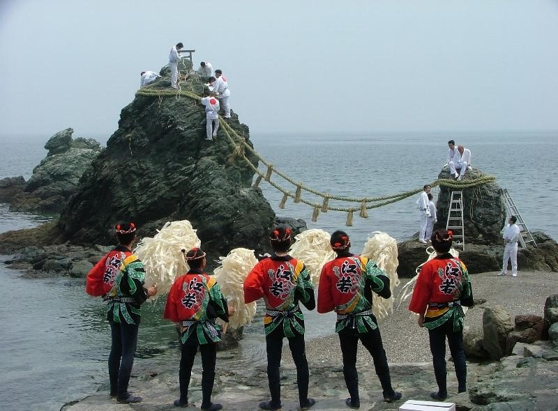 Скалы Мэото Ива - религиозный символ супружества в Японии