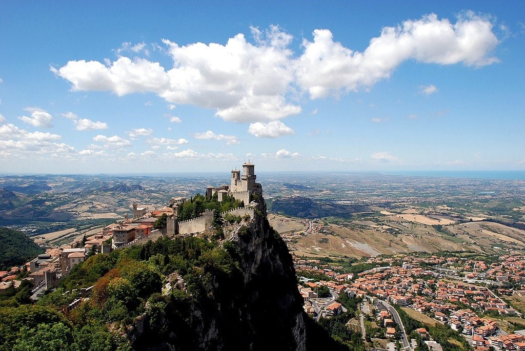 Площадь сан марино. Башня Гуаита Сан-Марино. Три башни Сан-Марино. Сан Марино гора Монте титано. San Marino (Сан Марино).