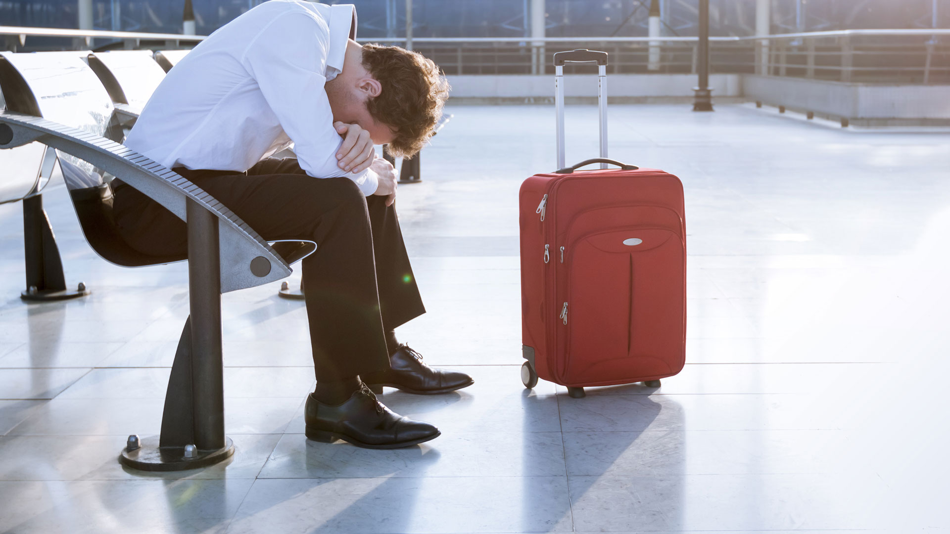 Выезд за границу в 2024 году. Люди с чемоданами в аэропорту. Человек с чемоданом. Выезд за границу запрещен. Выезжать за границу.