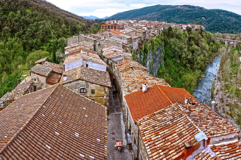 Как появился испанский город на узкой скале?