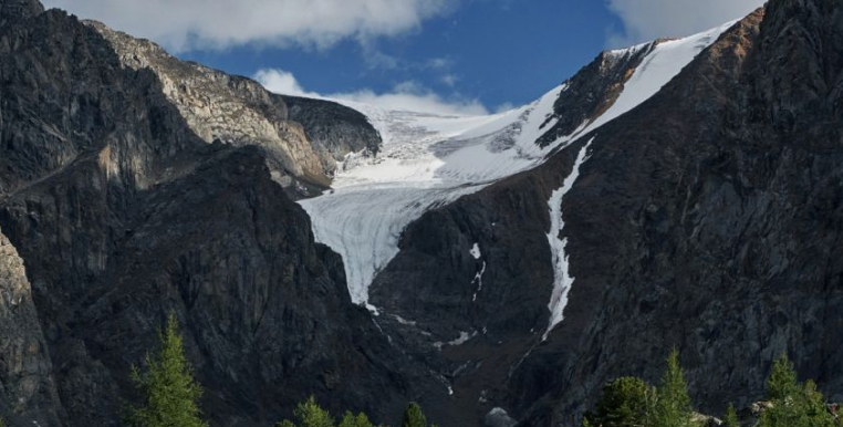 Актру — система горных ледников с заснеженными вершинами