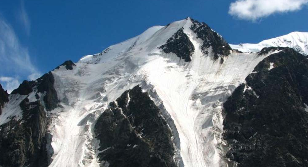 Актру — система горных ледников с заснеженными вершинами